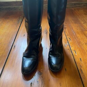 Very good condition vintage
Tangni Crisci Italian leather boots size 8.